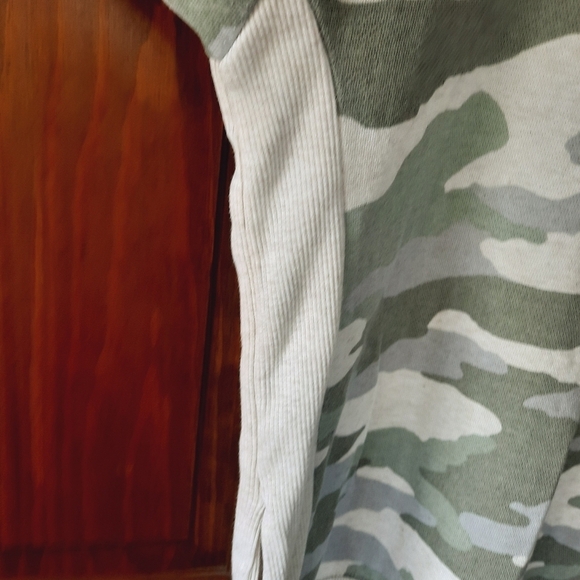 Aerie Good Vibes Oversized Green Camo Side Slit crewneck sweatshirt size XS - Picture 8 of 12